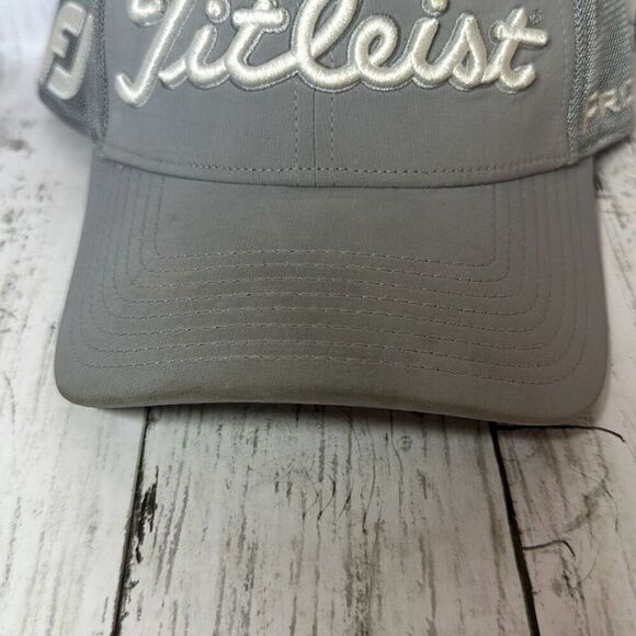 Titleist White Embroidered Golf Hat Tour Performance FootJoy Pro V1 Fitted - Picture 2 of 9